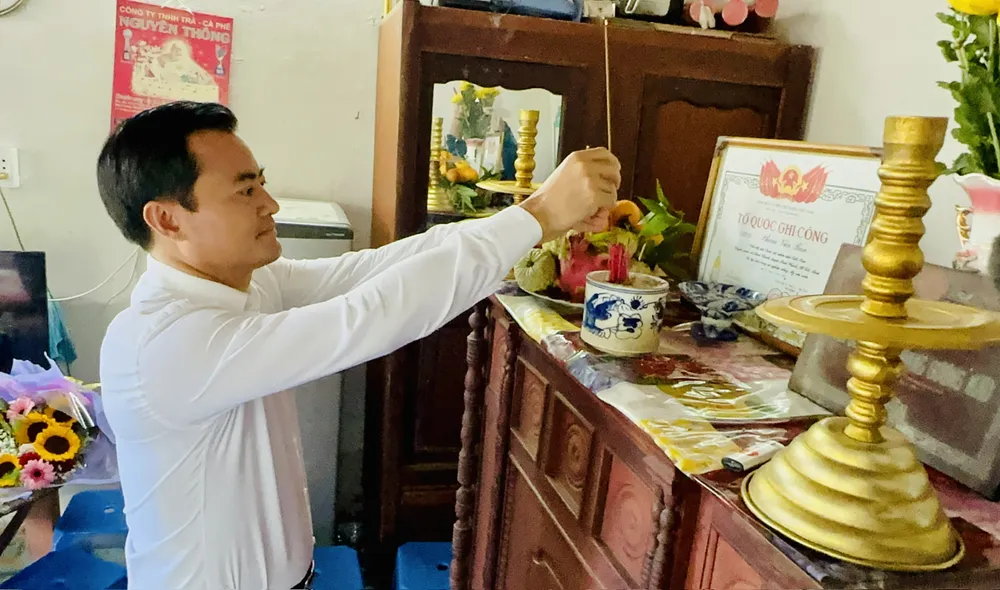 Phó Chủ tịch UBND TPHCM Bùi Xuân Cường thắp hương tưởng nhớ người con của cụ Võ Thị Láng. Ảnh: CHÍ THẠCH Phó Chủ tịch UBND TPHCM Bùi Xuân Cường thắp hương tưởng nhớ người con của cụ Võ Thị Láng. Ảnh: CHÍ THẠCH