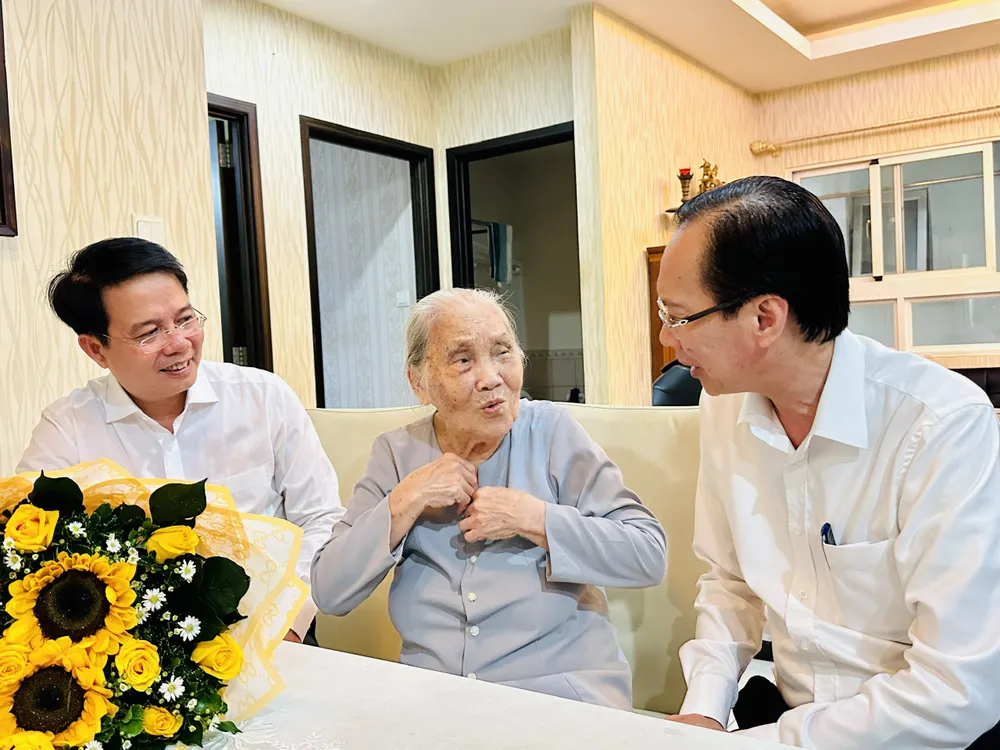Trưởng Ban Nội chính Thành ủy TPHCM Lê Thanh Liêm ân cần thăm hỏi cụ Huỳnh Thị Phương. Ảnh: CHÍ THẠCH Trưởng Ban Nội chính Thành ủy TPHCM Lê Thanh Liêm ân cần thăm hỏi cụ Huỳnh Thị Phương. Ảnh: CHÍ THẠCH