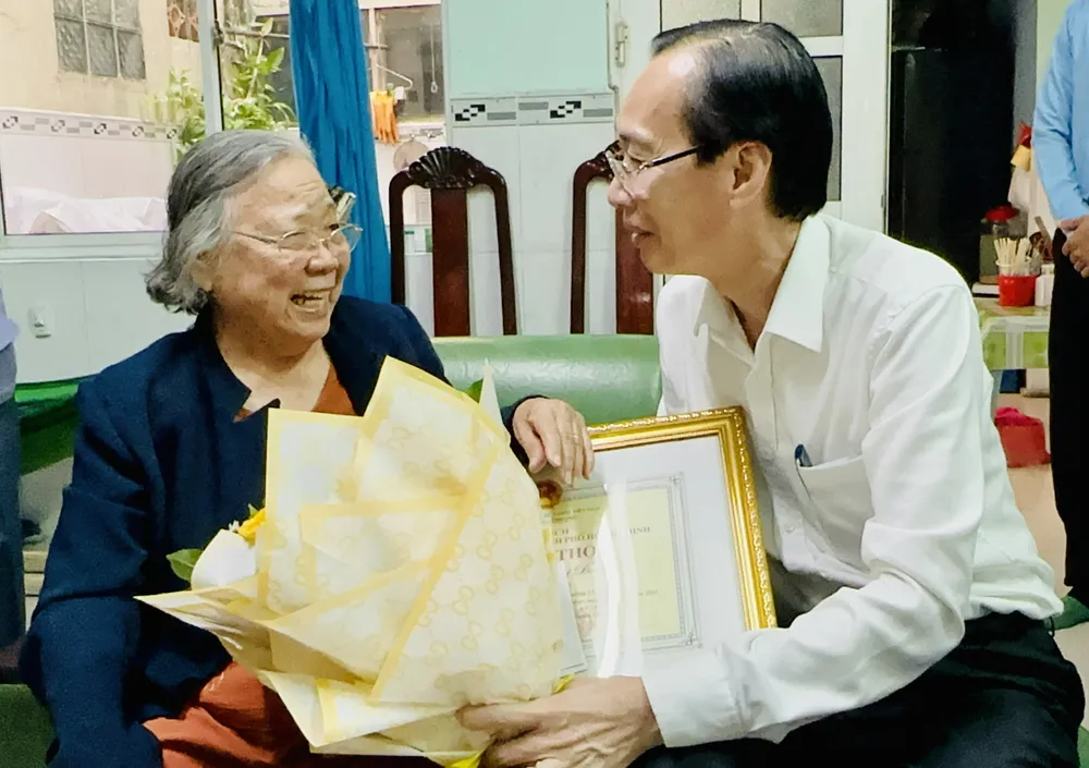 Trưởng Ban Nội chính Thành ủy TPHCM Lê Thanh Liêm thăm hỏi cụ Đặng Thị Đáng. Ảnh: CHÍ THẠCH Trưởng Ban Nội chính Thành ủy TPHCM Lê Thanh Liêm thăm hỏi cụ Đặng Thị Đáng. Ảnh: CHÍ THẠCH