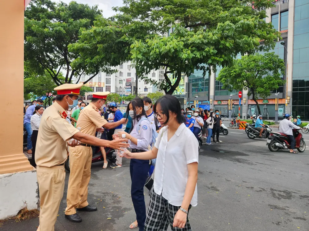Cán bộ chiến sĩ CSGT TPHCM phát nước cho các thí sinh Cán bộ chiến sĩ CSGT TPHCM phát nước cho các thí sinh
