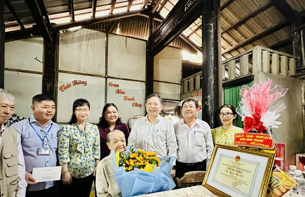 Phó Chủ tịch UBND TPHCM Dương Anh Đức ân cần hỏi thăm sức khỏe, chế độ ăn uống, sinh hoạt của Nguyễn Thị Nở. Ảnh: CHÍ THẠCH