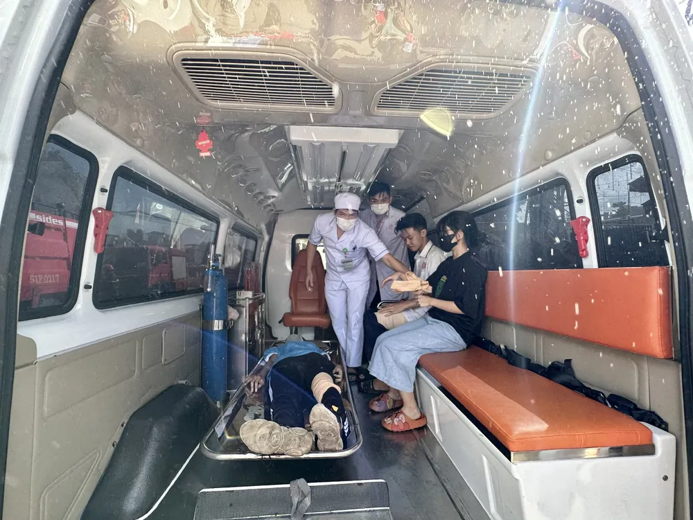 Lực lượng chức năng đưa người bị thương mắc kẹt ra bên ngoài chuyển cấp cứu. Ảnh: CHÍ THẠCH Lực lượng chức năng đưa người bị thương mắc kẹt ra bên ngoài chuyển cấp cứu. Ảnh: CHÍ THẠCH