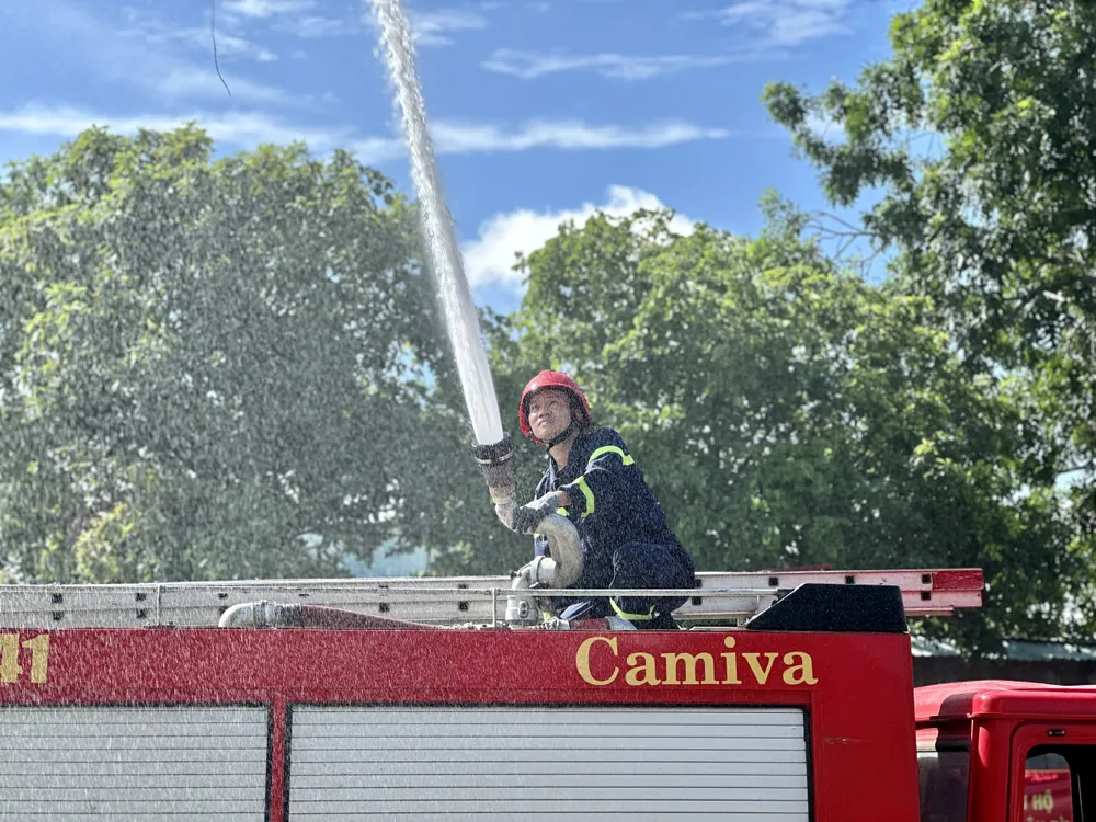 Lực lượng chức năng chữa cháy ở hiện trường. Ảnh: CHÍ THẠCH Lực lượng chức năng chữa cháy ở hiện trường. Ảnh: CHÍ THẠCH