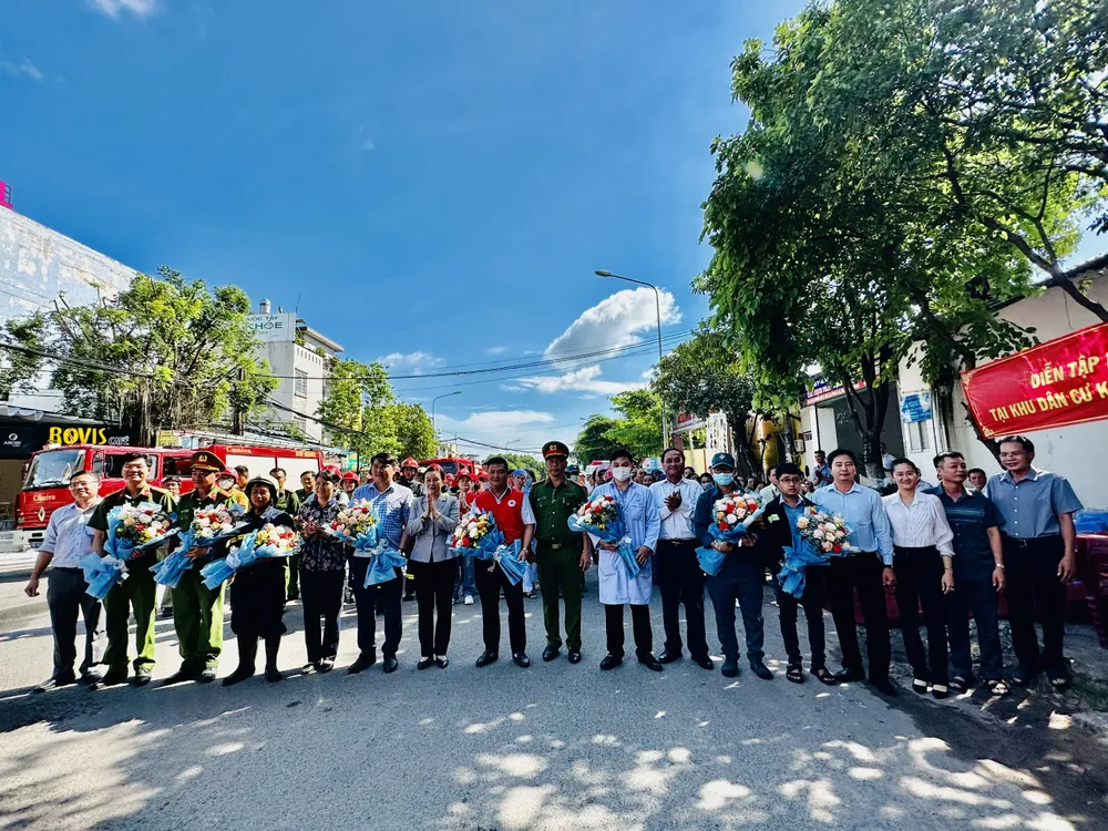 Lãnh đạo quận Bình Tân tặng hoa cho các lực lượng tham gia buổi diễn tập. Ảnh: CHÍ THẠCH Lãnh đạo quận Bình Tân tặng hoa cho các lực lượng tham gia buổi diễn tập. Ảnh: CHÍ THẠCH