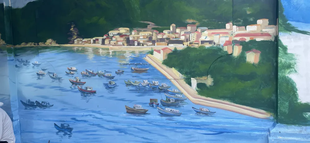 Bức tường được vẽ lại tranh phong cảnh