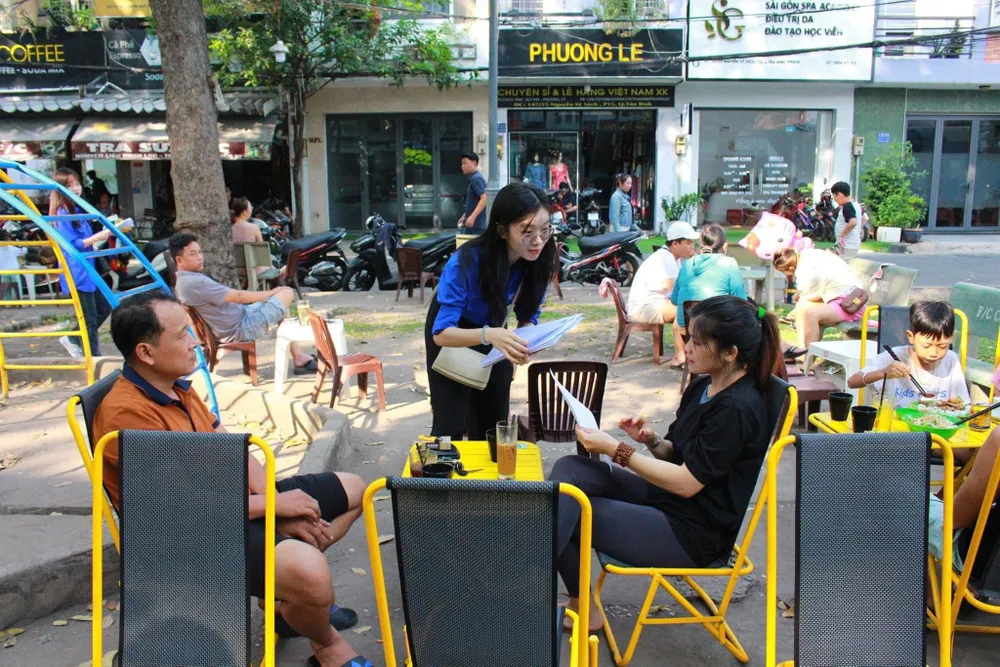 Lực lượng chức năng phát tờ rơi tuyên truyền tới người dân