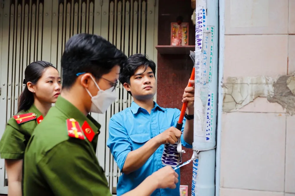 Lực lượng chức năng bóc gỡ quảng cáo sai quy định