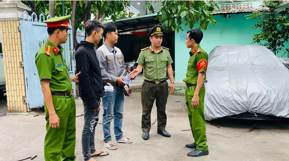 Công an bàn giao các đối tượng cho công an địa phương để theo dõi, quản lý, giáo dục