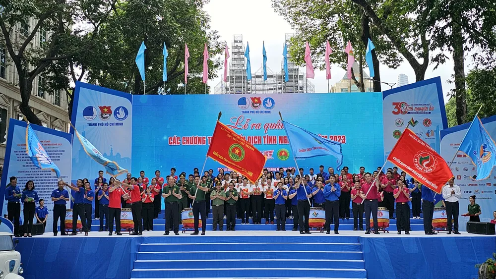 Quang cảnh buổi lễ ra quân chiến dịch tình nguyện Hành quân xanh năm 2023