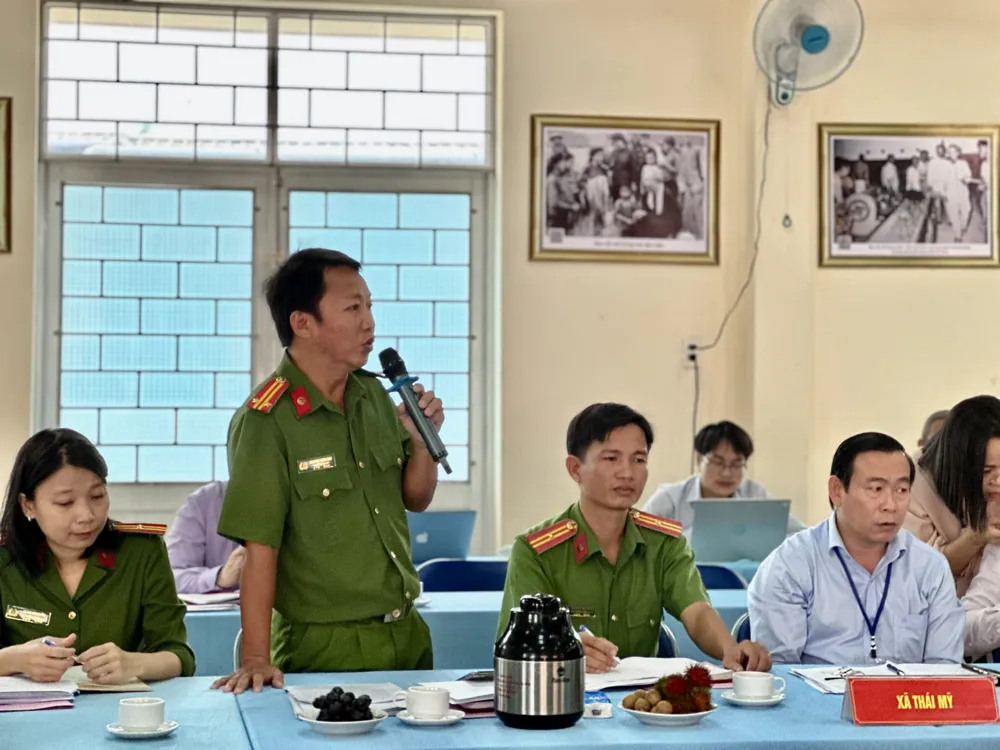 Đại diện công an các xã phát biểu tại buổi làm việc. Ảnh: CHÍ THẠCH