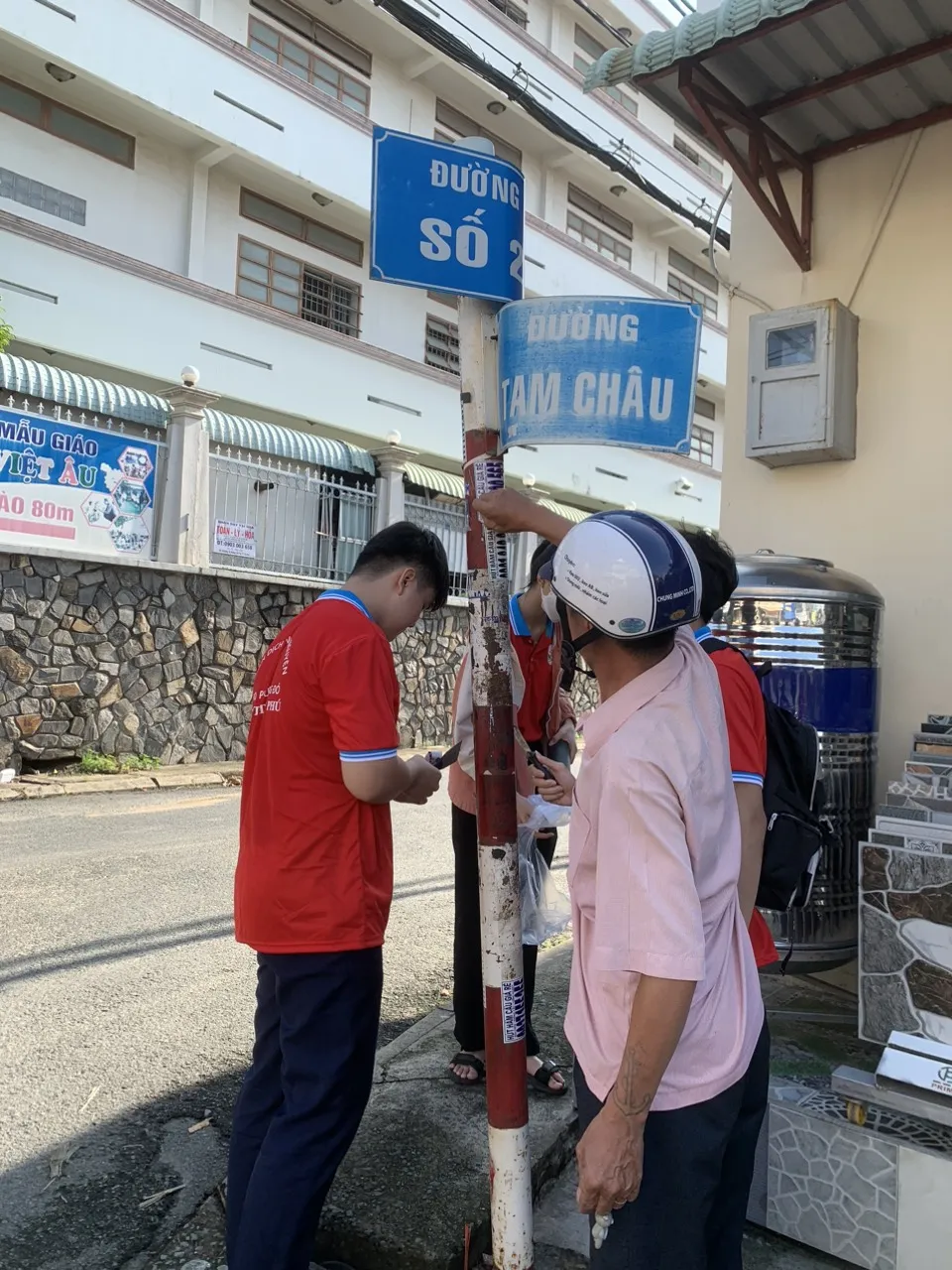 Các đơn vị ra quân triệt quảng cáo, tờ rơi bẩn ở phường Tam Bình, TP Thủ Đức