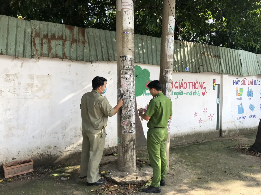 Các đơn vị ra quân triệt quảng cáo, tờ rơi bẩn ở phường Tam Bình, TP Thủ Đức