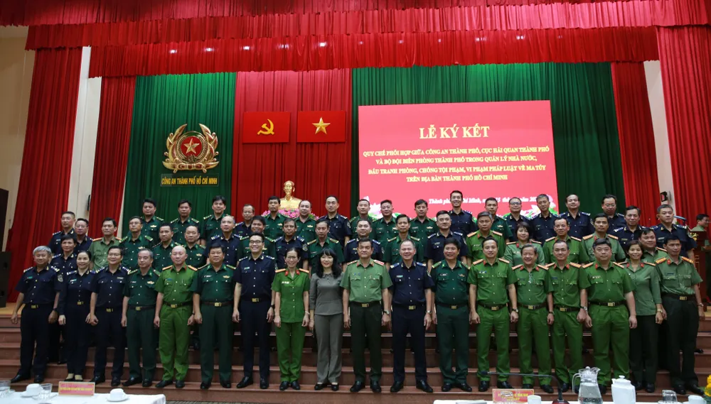 Các đơn vị chụp ảnh lưu niệm. Ảnh: CHÍ THẠCH Các đơn vị chụp ảnh lưu niệm. Ảnh: CHÍ THẠCH