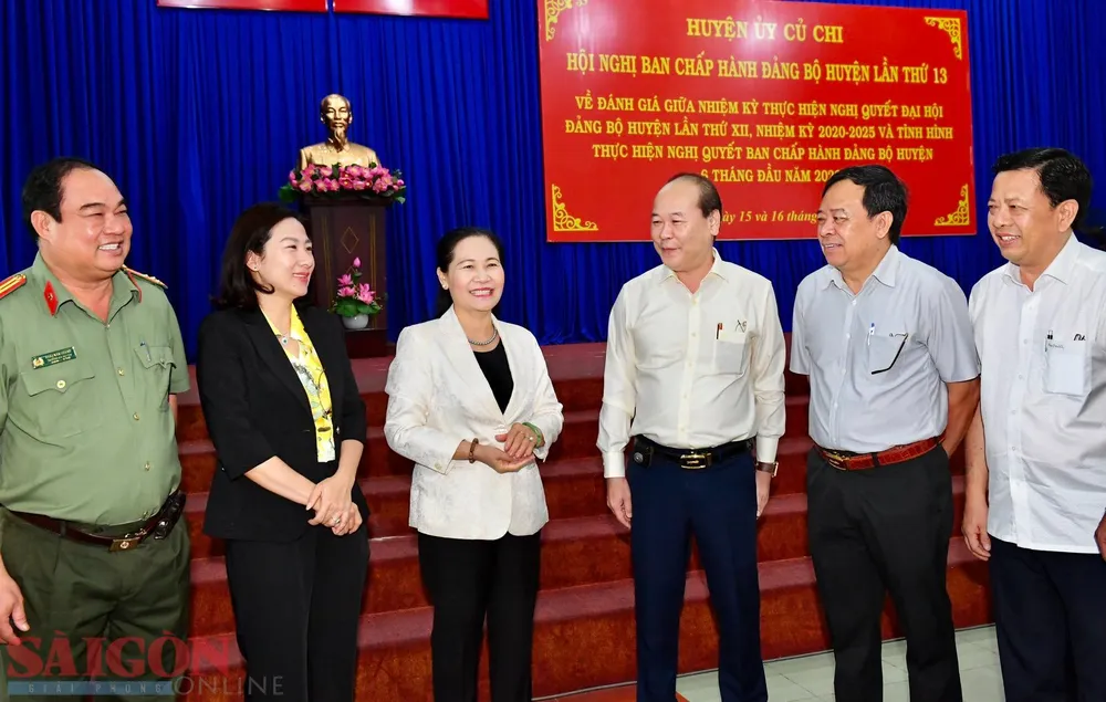 Đồng chí Nguyễn Thị Lệ trao đổi cùng lãnh đạo huyện Củ Chi. Ảnh: VIỆT DŨNG