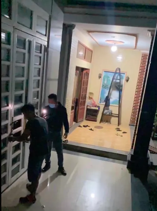 Hình ảnh nhóm người "lạ" kéo đến cắt khóa nhà dân Hình ảnh nhóm người "lạ" kéo đến cắt khóa nhà dân