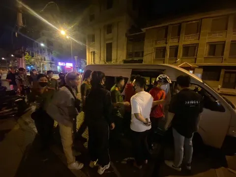 Lực lượng công an đưa nhiều "dân chơi" về trụ sở kiểm tra Lực lượng công an đưa nhiều "dân chơi" về trụ sở kiểm tra