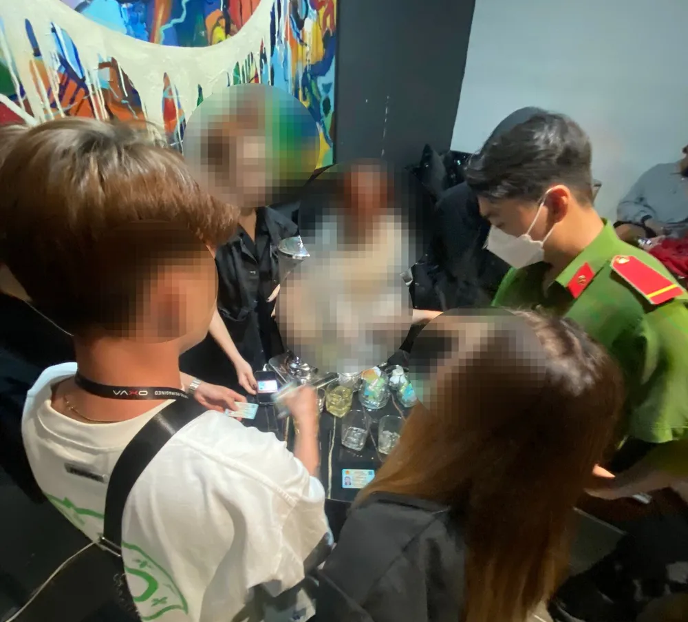 Công an kiểm tra nhiều bàn trong các cơ sở kinh doanh nhà hàng ăn uống, vui chơi giải trí ở quận 1 Công an kiểm tra nhiều bàn trong các cơ sở kinh doanh nhà hàng ăn uống, vui chơi giải trí ở quận 1