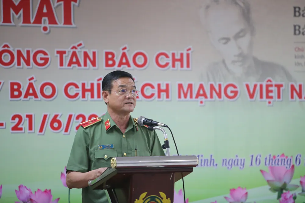 Thiếu tướng Lê Hồng Nam phát biểu tại buổi gặp mặt. Ảnh: CHÍ THẠCH
