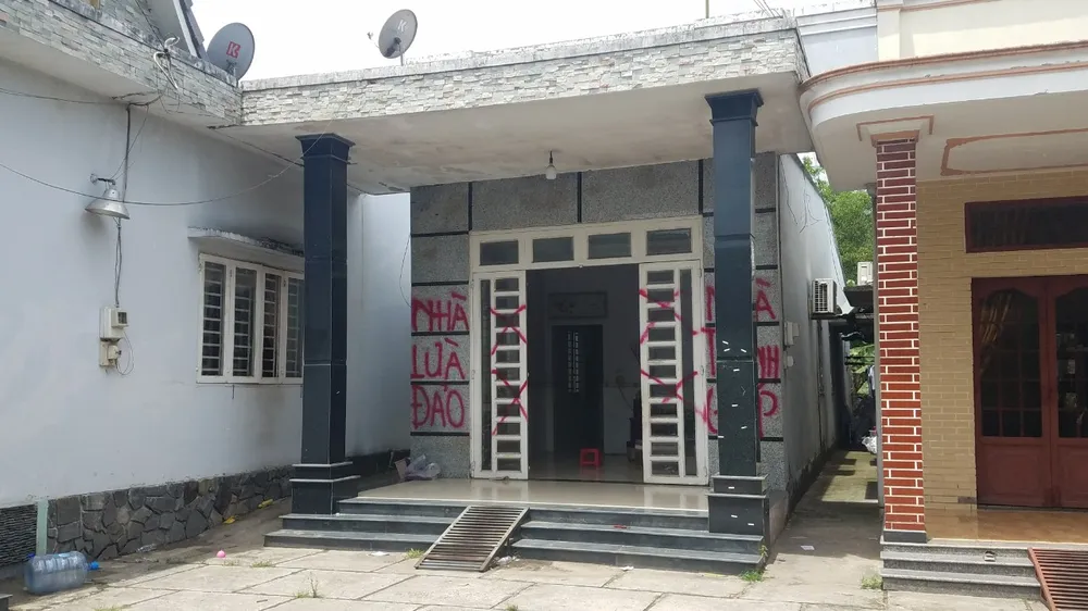 Căn nhà bị nhóm cắt khóa, xịt sơn Căn nhà bị nhóm cắt khóa, xịt sơn