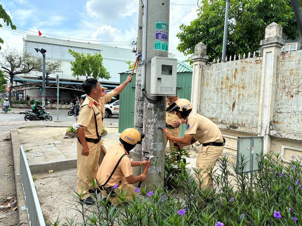 CSGT TPHCM bóc gỡ quảng cáo "tín dụng đen" ở trụ điện, tường nhà dân...