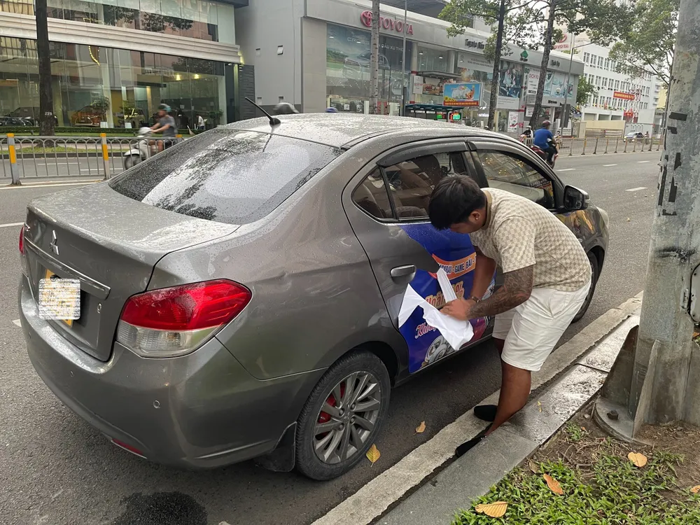 Hai xe ô tô con dán quảng cáo không đúng quy định lưu thông trên đường bị lực lượng CSGT TPHCM kiểm tra Hai xe ô tô con dán quảng cáo không đúng quy định lưu thông trên đường bị lực lượng CSGT TPHCM kiểm tra