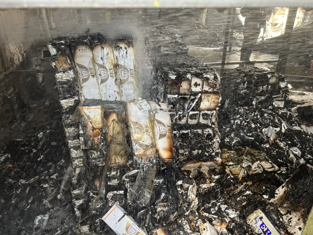 Bao thuốc lá bị cháy tại hiện trường.