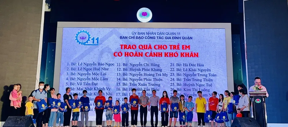 Lãnh đạo quận 11 trao các phần quà cho trẻ em có hoàn cảnh khó khăn. Ảnh: CHÍ THẠCH
