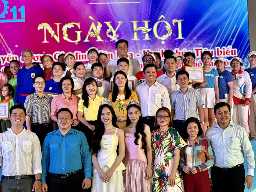 Lãnh đạo các đơn vị chụp ảnh với các gia đình văn hóa, gia đình hạnh phúc tiêu biểu. Ảnh: CHÍ THẠCH