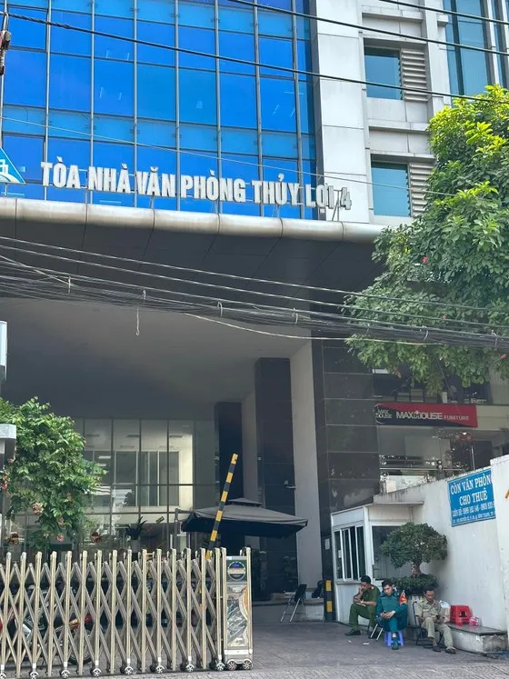 Lực lượng chức năng kiểm tra các công ty cho vay lãi nặng trong tòa nhà văn phòng Thủy lợi 4 Lực lượng chức năng kiểm tra các công ty cho vay lãi nặng trong tòa nhà văn phòng Thủy lợi 4