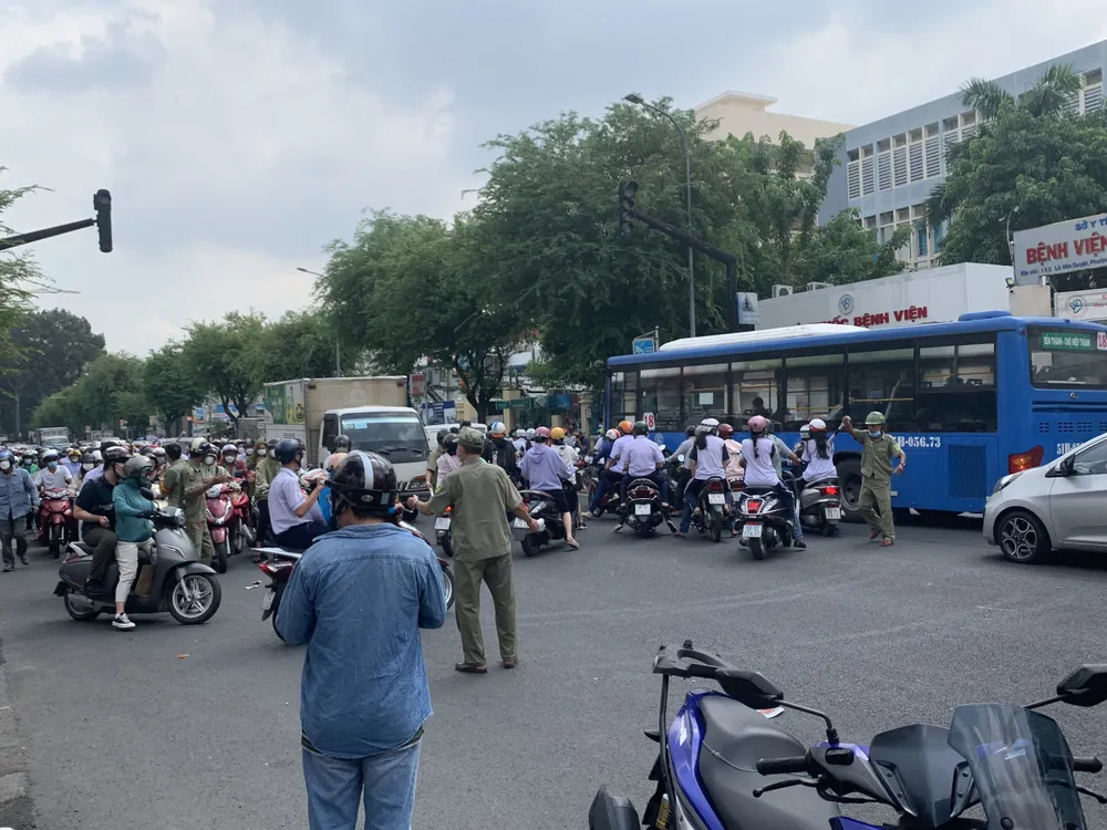 Lực lượng chức năng điều tiết giao thông tại điểm thi