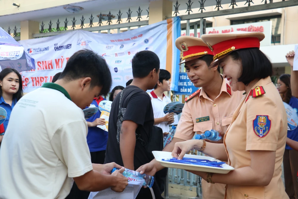 CSGT TPHCM tặng nước, bút cho các em học sinh 