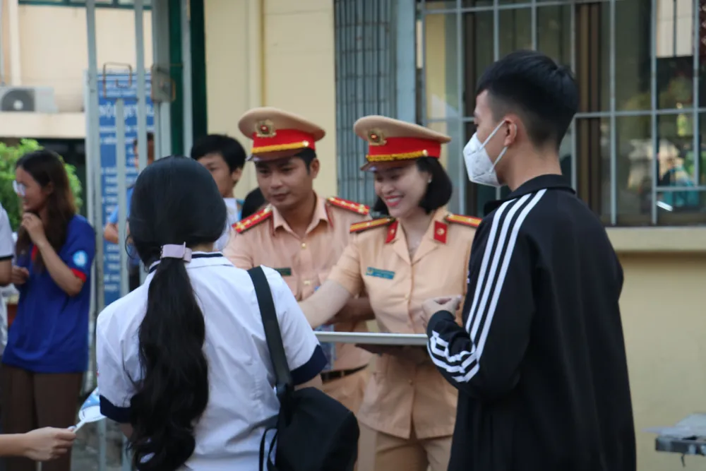 Lực lượng CSGT có mặt từ sớm để làm tốt công tác phân luồng giao thông; hướng dẫn thí sinh vào phòng thi, hướng dẫn phụ huynh sắp xếp xe ở vị trí chờ đón con, em…