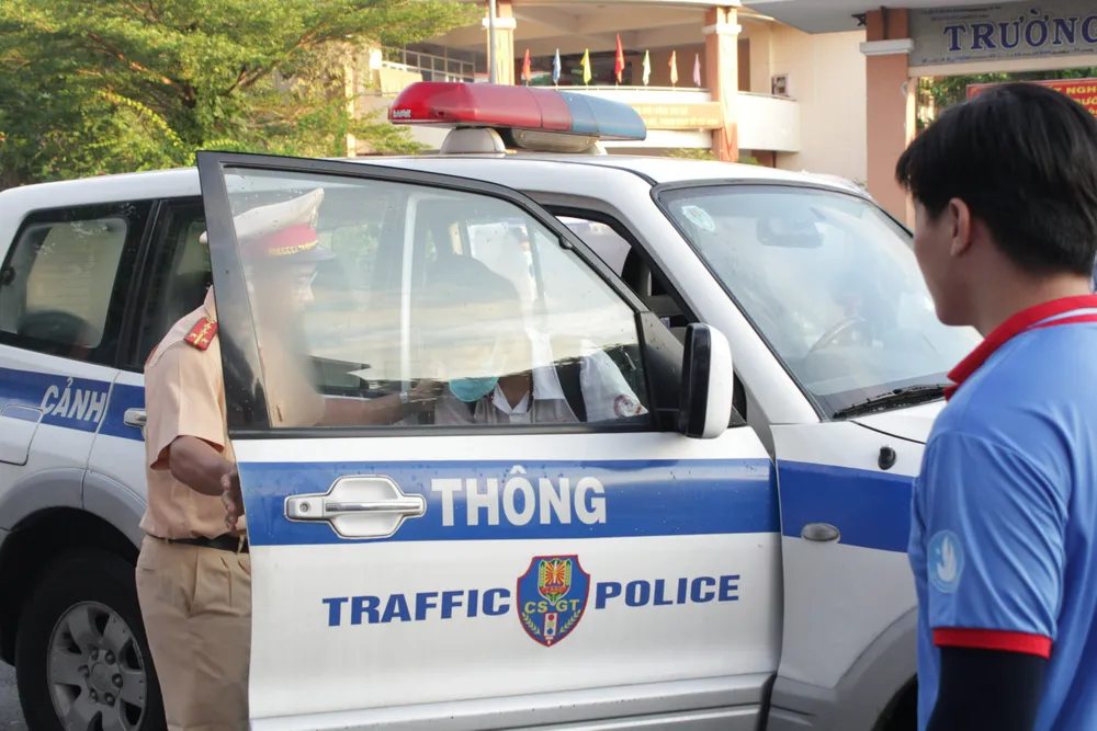 Lực lượng CSGT dùng xe chuyên dụng đưa học sinh có hoàn cảnh khó khăn tới điểm thi