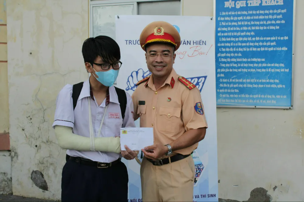Trạm CSGT Tân Túc hỗ trợ đưa em Tài tới điểm thi và tặng em 3 triệu đồng để hỗ trợ, động viên em vượt qua hoàn cảnh khó khăn