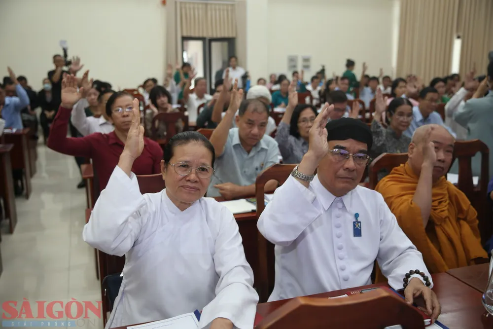 Các đại biểu biểu quyết thông qua chương trình hội nghị. Ảnh: C.T. Các đại biểu biểu quyết thông qua chương trình hội nghị. Ảnh: C.T.