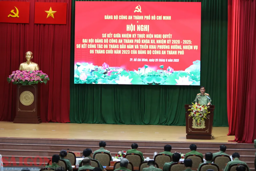 Thiếu tướng Lê Hồng Nam phát biểu tại hội nghị Thiếu tướng Lê Hồng Nam phát biểu tại hội nghị