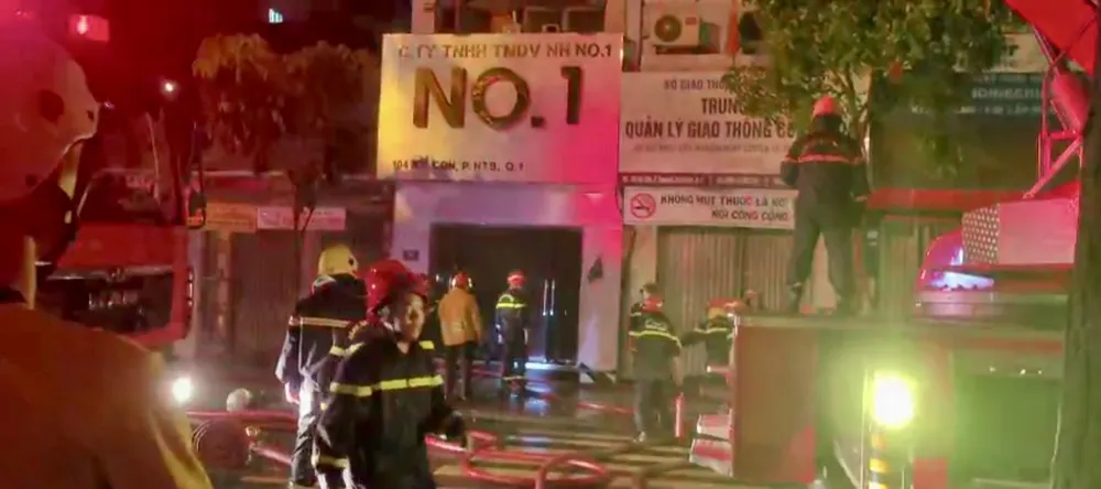 Lực lượng chức năng chữa cháy tại hiện trường Lực lượng chức năng chữa cháy tại hiện trường