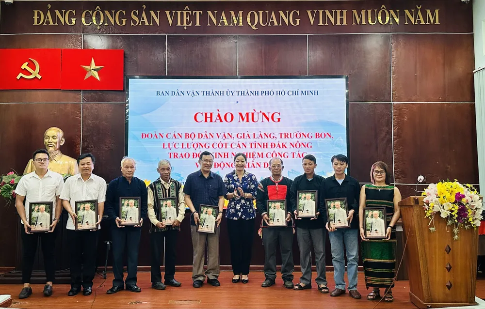 Ban Dân vận Thành ủy TPHCM trao quà lưu niệm cho đoàn tỉnh Đắk Nông. Ảnh: CHÍ THẠCH