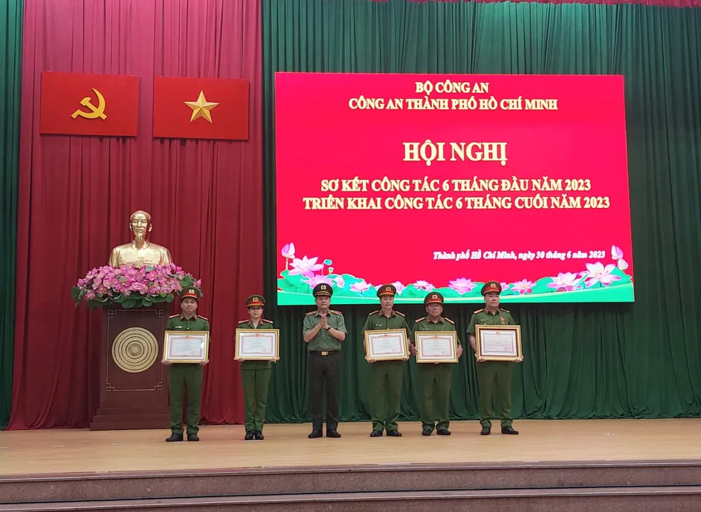 Thiếu tướng Lê Hồng Nam, Giám đốc Công an trao Huân chương Chiến công, Bằng khen Thủ tướng cho các cá nhân xuất sắc Thiếu tướng Lê Hồng Nam, Giám đốc Công an trao Huân chương Chiến công, Bằng khen Thủ tướng cho các cá nhân xuất sắc