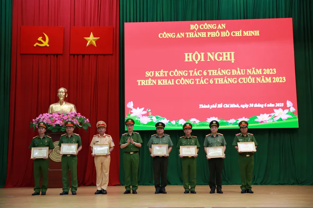 Trung tướng Nguyễn Duy Ngọc, Thứ trưởng Bộ Công an trao danh hiệu Chiến sĩ thi đua toàn lực lượng cho các cá nhân xuất sắc Trung tướng Nguyễn Duy Ngọc, Thứ trưởng Bộ Công an trao danh hiệu Chiến sĩ thi đua toàn lực lượng cho các cá nhân xuất sắc