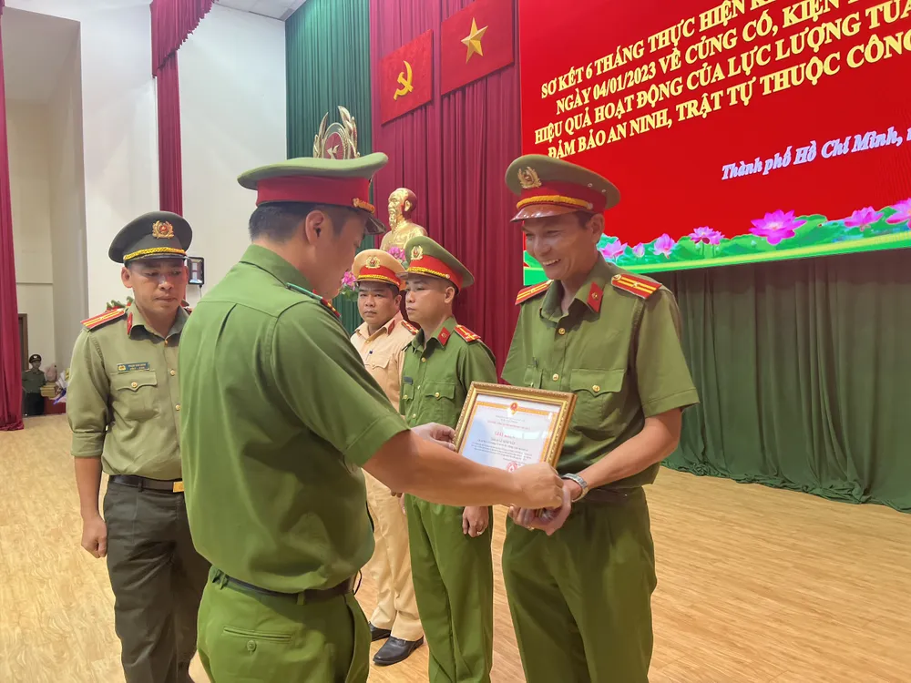 Đại tá Mai Hoàng, Phó Giám đốc Công an TPHCM trao giấy khen cho các cá nhân có thành tích xuất sắc Đại tá Mai Hoàng, Phó Giám đốc Công an TPHCM trao giấy khen cho các cá nhân có thành tích xuất sắc