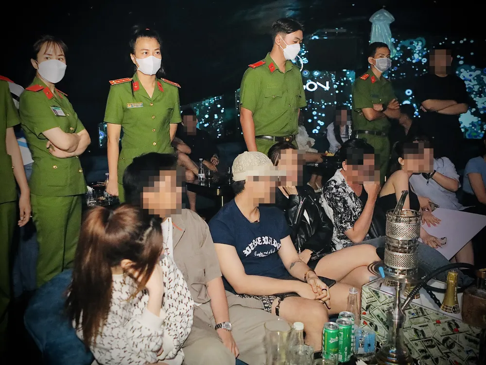 Quán có nhiều người vui chơi Quán có nhiều người vui chơi