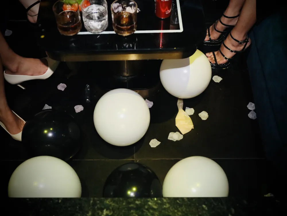 Vỏ bóng cười nằm la liệt dưới sàn nhà Vỏ bóng cười nằm la liệt dưới sàn nhà