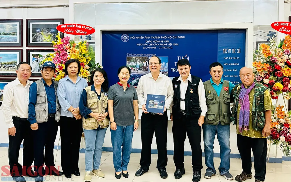 Phó Bí thư Thành ủy TPHCM Nguyễn Hồ Hải chụp ảnh cùng nhóm tác giả ảnh nghệ thuật “Tuổi trẻ với Trường Sa”. Ảnh: CHÍ THẠCH Phó Bí thư Thành ủy TPHCM Nguyễn Hồ Hải chụp ảnh cùng nhóm tác giả ảnh nghệ thuật “Tuổi trẻ với Trường Sa”. Ảnh: CHÍ THẠCH