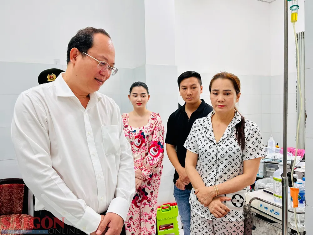 Phó Bí thư Thành ủy TPHCM Nguyễn Hồ Hải thăm hỏi, động viên người thân của Thượng úy Đàm Đình Bốp. Ảnh: CHÍ THẠCH Phó Bí thư Thành ủy TPHCM Nguyễn Hồ Hải thăm hỏi, động viên người thân của Thượng úy Đàm Đình Bốp. Ảnh: CHÍ THẠCH