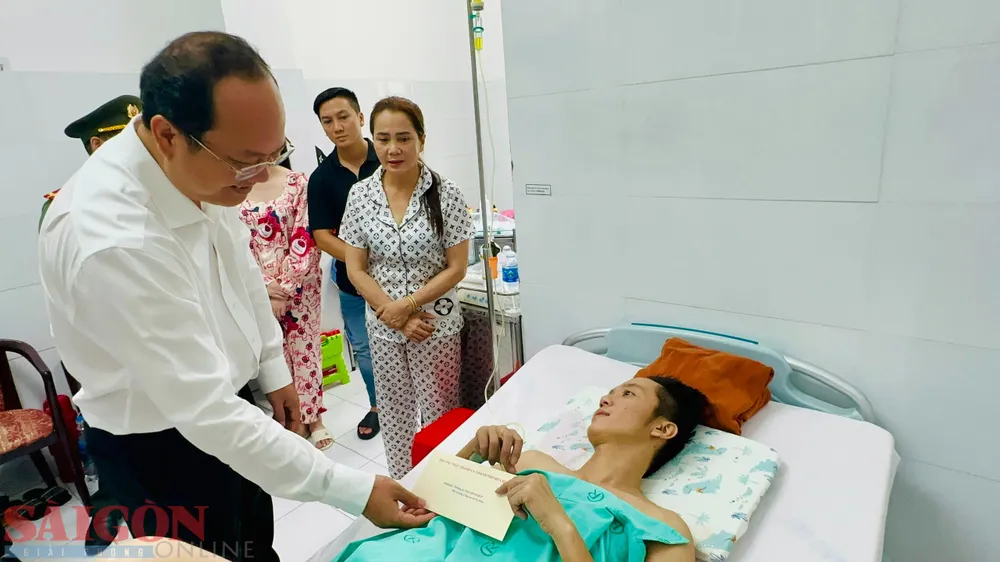 Phó Bí thư Thành ủy TPHCM Nguyễn Hồ Hải ân cần hỏi thăm, động viên Thượng úy Đàm Đình Bốp. Ảnh: CHÍ THẠCH Phó Bí thư Thành ủy TPHCM Nguyễn Hồ Hải ân cần hỏi thăm, động viên Thượng úy Đàm Đình Bốp. Ảnh: CHÍ THẠCH