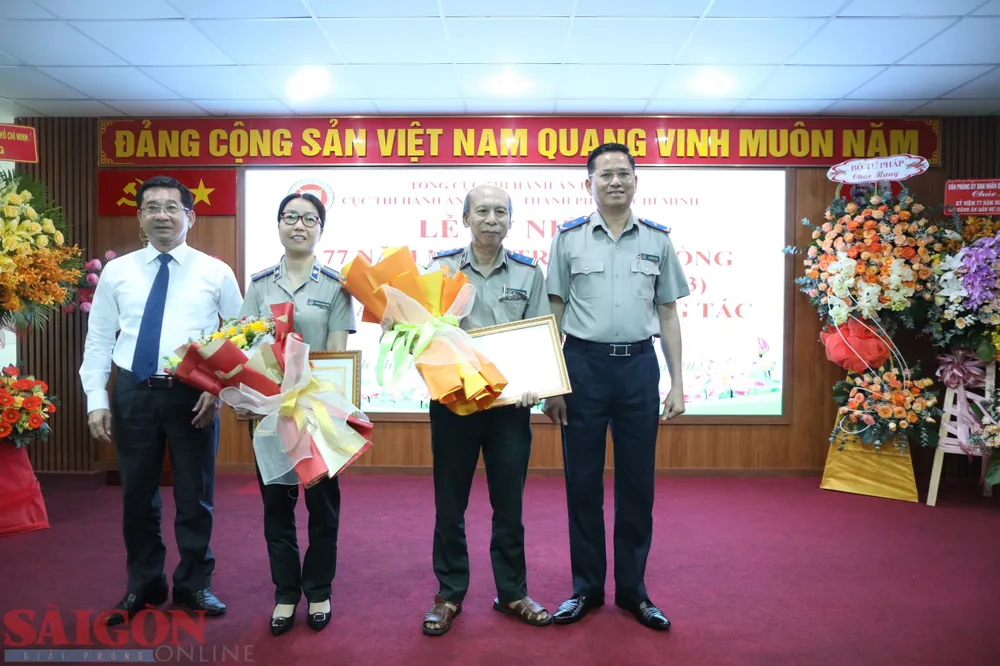 Lãnh đạo Bộ Tư Pháp và UBND TPHCM trao bằng khen của Bộ trưởng Bộ Tư pháp, Tổng Cục trưởng Tổng Cục THADS cho tập thể, cá nhân có thành tích xuất sắc