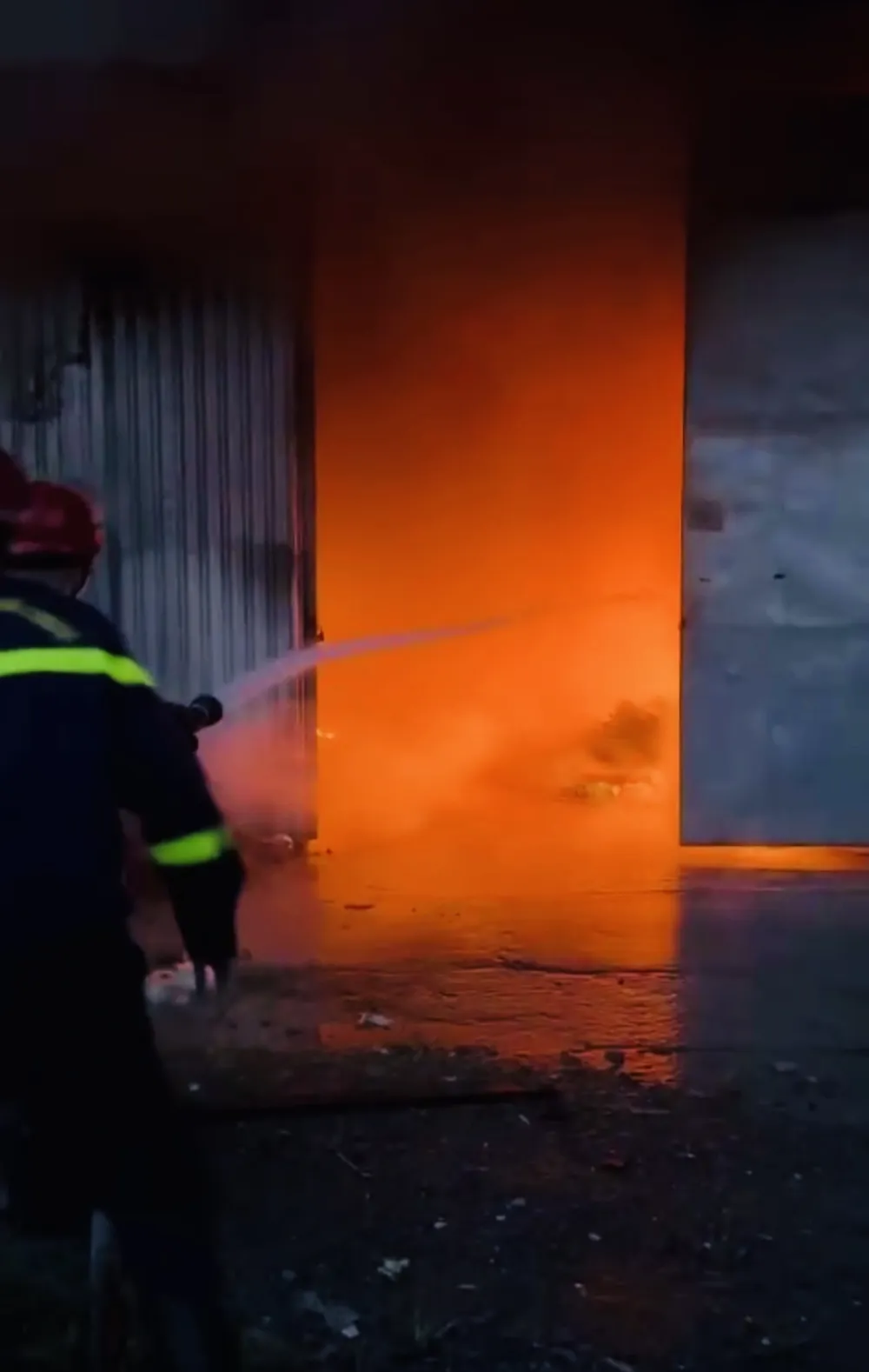 Lực lượng PCCC-CNCH tiếp cận hiện trường để chữa cháy