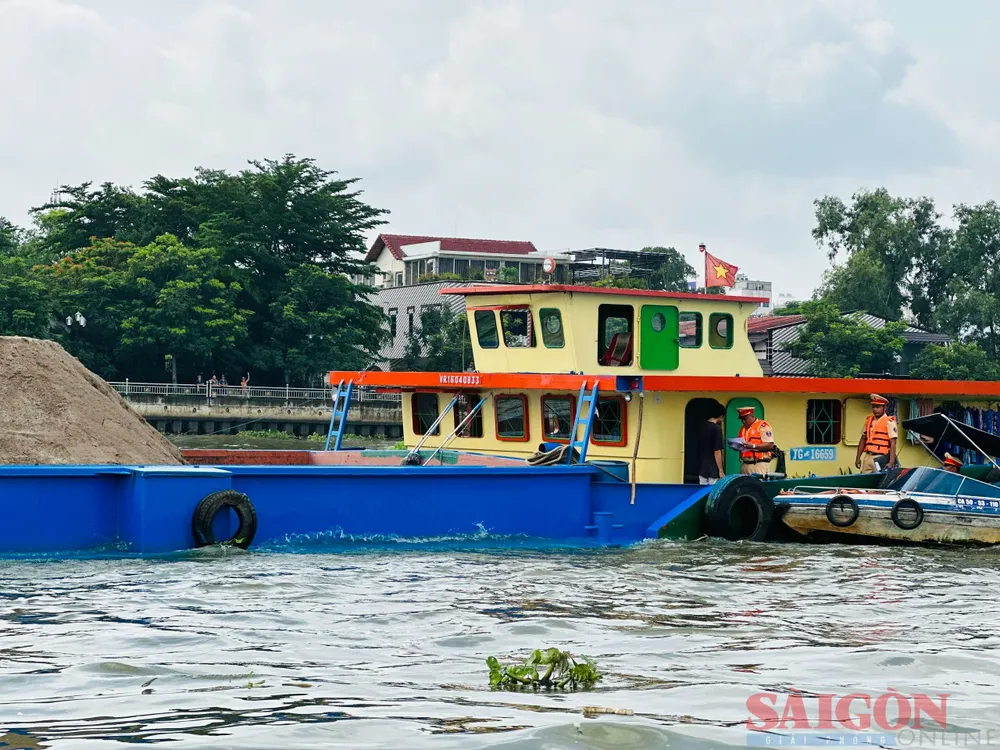 Lực lượng tuần tra, kiểm soát trên sông Sài Gòn. Ảnh: CHÍ THẠCH