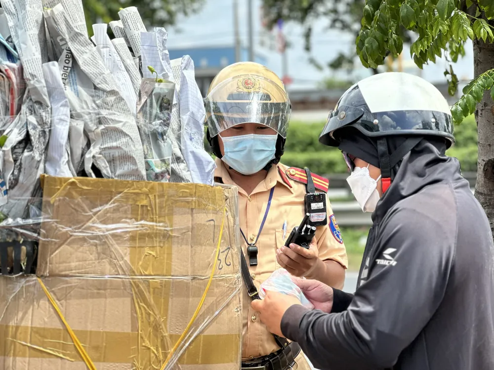 CSGT TPHCM kiểm tra với người vi phạm lỗi tốc độ. Ảnh: CHÍ THẠCH CSGT TPHCM kiểm tra với người vi phạm lỗi tốc độ. Ảnh: CHÍ THẠCH